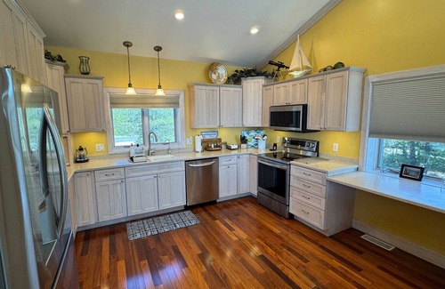 Manistique Casa | Northwoods Beach House:Autumn Colors & Cozy Lake Views – A Perfect Fall Getaway!