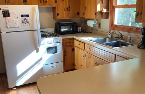 Pickerel Cabina | Escapada de Northwoods en el lago Pickerel - Water's Edge Cottage