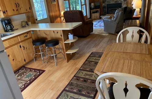 Pickerel Cabina | Escapada de Northwoods en el lago Pickerel - Water's Edge Cottage