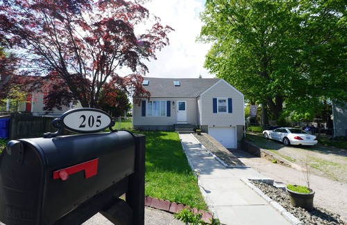 Norwalk Casa | Norwalk Spacious Stay – Entire House + Fenced Yard + Parking + Laundry + Updated