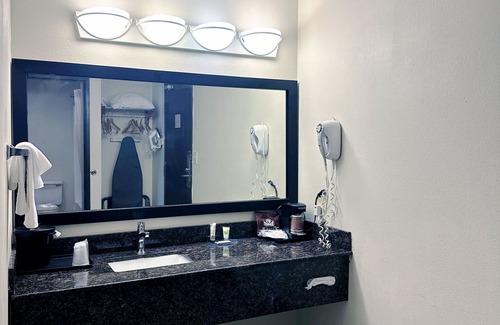 Milwaukee Casa | Norwood Inn Milwaukee-Deluxe Queen Room With Two Queen Beds