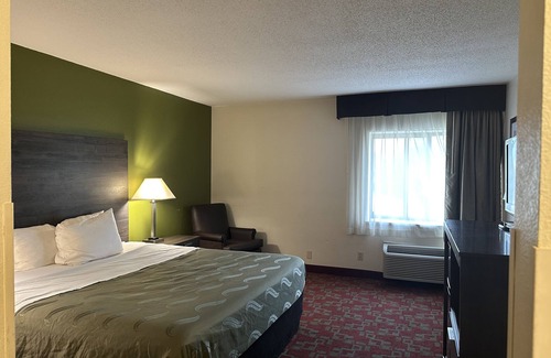 Colgate Casa | Norwood Inn Milwaukee-Standard King Room Non-Smoking