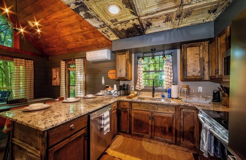 Almond Cabina | NOT YOUR GRANDMA’S CABIN! King Loft, WIFI, Game Room, Hot Tub & Fire Pit!