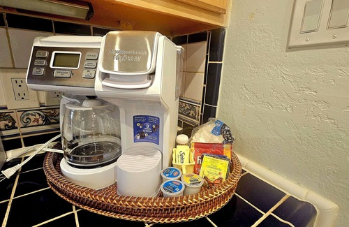San Jacinto Cabaña | Notable Galveston Cottage / Steps to Seawall Beaches, Sunrises & Local Fun