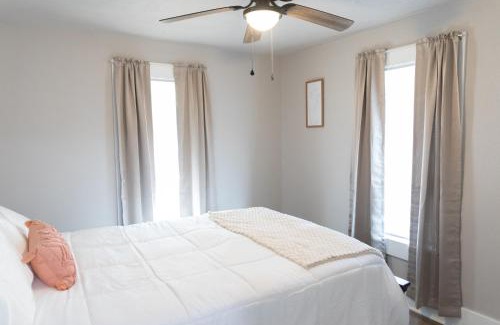 Northeast South Bend Apartamento | Notre Dame Area - 2BR 1BA with WiFi and Full Kitchen