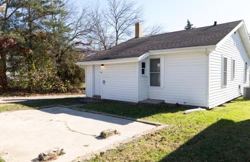 Northeast South Bend Apartamento | Notre Dame Area - 2BR 1BA with WiFi and Full Kitchen