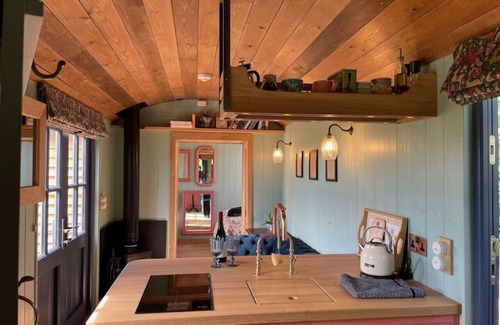 Beaminster Alquiler De RV | Novelist Double Shepherd's Hut with expansive view