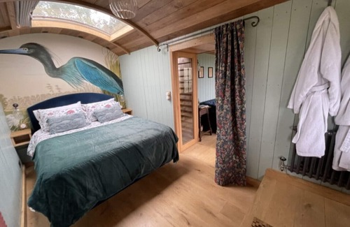 Beaminster Alquiler De RV | Novelist Double Shepherd's Hut with expansive view