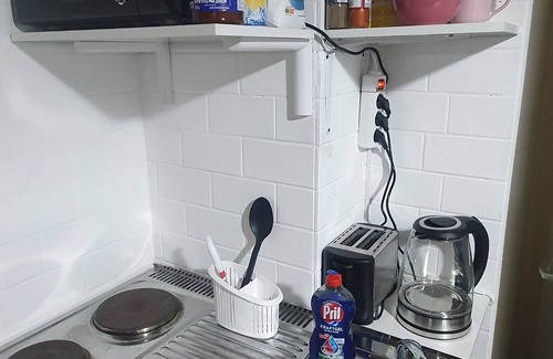 Finkenwerder Apartamento | Nr 12. Eine Möblierte Suite in Finkenwerder Zentrum ,Hauptstraße mit Parkplatz