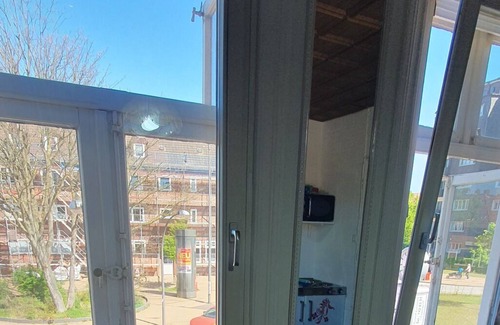 Finkenwerder Apartamento | Nr 12. Eine Möblierte Suite in Finkenwerder Zentrum ,Hauptstraße mit Parkplatz