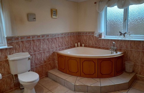 Wigan Casa | nSpacious modern 3 bedroom 3 bathroom house in Orrell near Wigan, pet friendly.