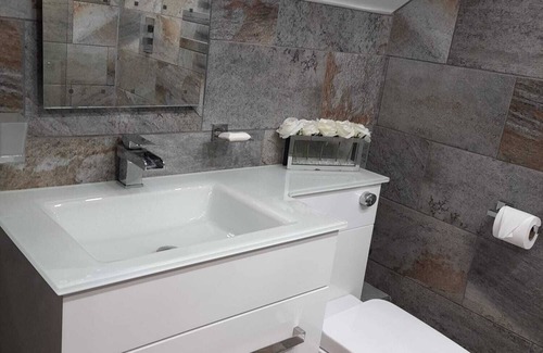 Wigan Casa | nSpacious modern 3 bedroom 3 bathroom house in Orrell near Wigan, pet friendly.