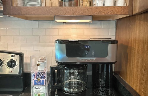 East Market District Condominio | NuLu Condo in Walkable Area + FREE Gated Parking + King Bed + BEST Location!