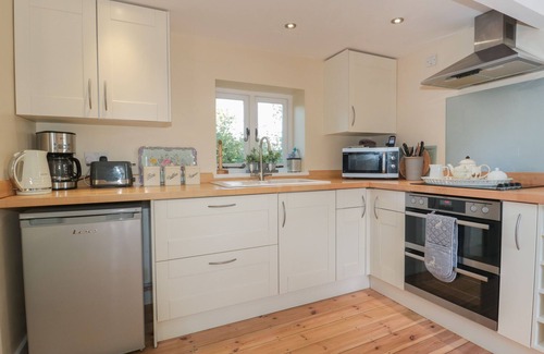 Honiton Cabaña | NUTHATCH, pet friendly, with hot tub in Honiton
