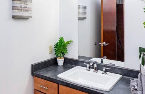 Rochester Apartamento | NY Style Centric Loft w/KingBed