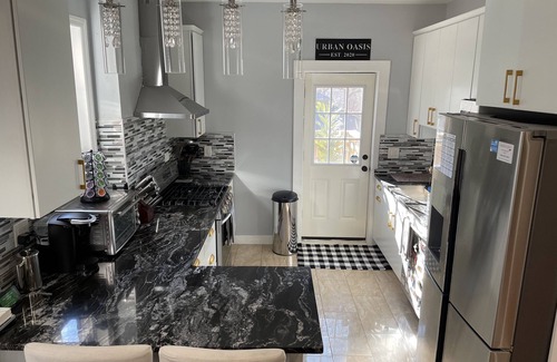 The Heights Apartamento | NYC-Bound 3 BR Apt, Parking + Outdoor Urban Oasis