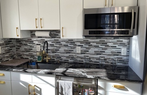 The Heights Apartamento | NYC-Bound 3 BR Apt, Parking + Outdoor Urban Oasis