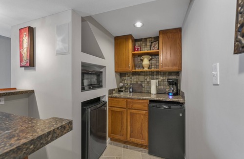 O'Fallon Casa | O'Fallon Edge Oasis- 4bd/3bt, Wooded Backyard, Office, Great Family Getaway