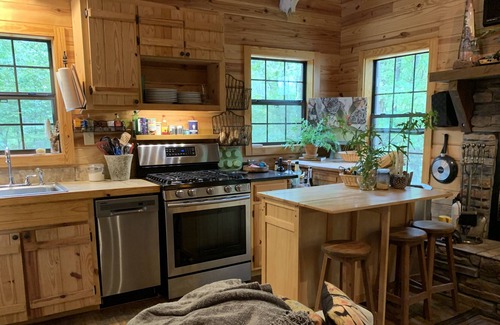 Gloster Cabina | Oak Bottoms, a cabin in the woods of Mississippi with freshwater sandy creeks