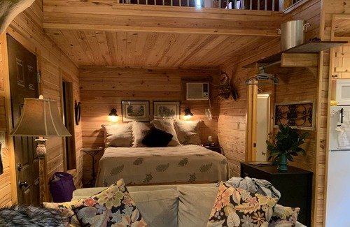 Gloster Cabina | Oak Bottoms, a cabin in the woods of Mississippi with freshwater sandy creeks