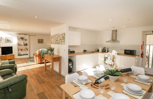 Hollow Meadows Cabaña | OAK COTTAGE, pet friendly in Bolsterstone / Ewden Village