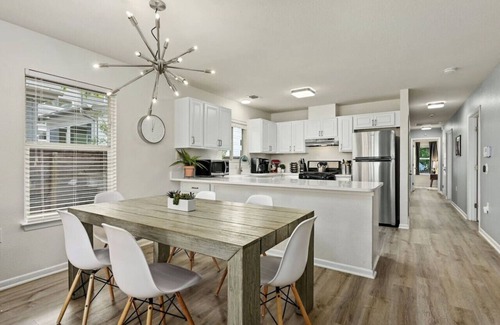 Rosewood Apartamento | `Oak Grove Bungalow`- Private Downtown Bungalow