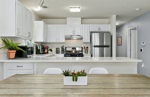 Rosewood Apartamento | `Oak Grove Bungalow`- Private Downtown Bungalow