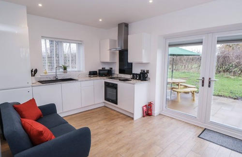 Radbourne Cabina | OAK LODGE, pet friendly, with a garden in Etwall