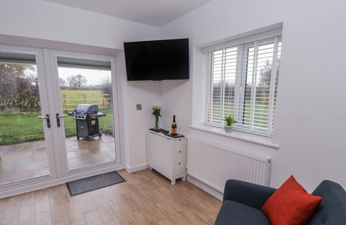 Radbourne Cabina | OAK LODGE, pet friendly, with a garden in Etwall