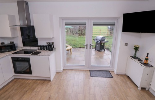Radbourne Cabina | OAK LODGE, pet friendly, with a garden in Etwall
