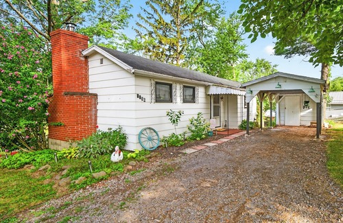 Waterport Cabaña | Oak Orchard Creek Cottage Close to Lakes and Nature & Major Cities