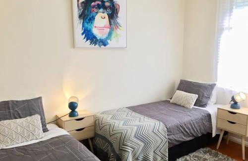 Bell Park Casa | OAK'S BrkFast, WiFi,Fetch,Walk2Pizza,Coffee,Liquor