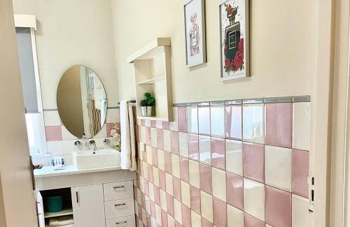 Bell Park Casa | OAK'S BrkFast, WiFi,Fetch,Walk2Pizza,Coffee,Liquor