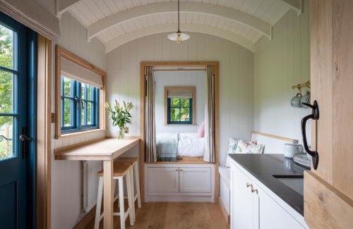 Baslow Casa | Oak Tree Shepherds Hut Chatsworth Estate