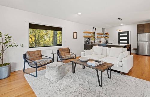 Hendersonville Cabaña | Oakhaven: Mountain Escape with Wood Burning Hot Tub!