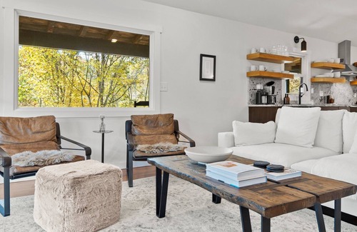 Hendersonville Cabaña | Oakhaven: Mountain Escape with Wood Burning Hot Tub!