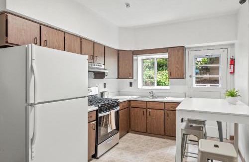 North Oakland Casa | Oakland/University @B Quiet & Stylish Private Bedroom with Shared Bathroom