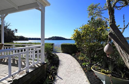 Omiha Casa | Oakura Bay Villa - Stay Waiheke