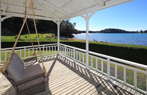 Omiha Casa | Oakura Bay Villa - Stay Waiheke