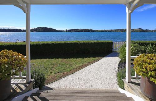 Omiha Casa | Oakura Bay Villa - Stay Waiheke