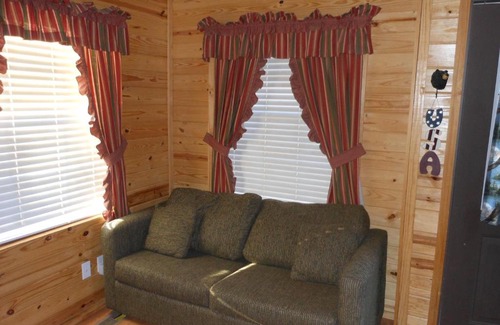 Descanso Complejo | Oakzanita Springs Camping Resort Cabin 2