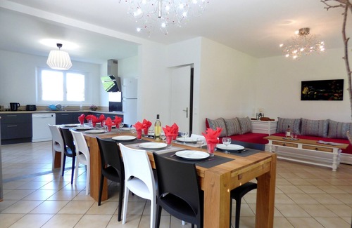 Bergerac Casa | Oasis de Loisirs : 20 Personnes - 8 Chambres - Jeux - Vue Panoramique au Calme
