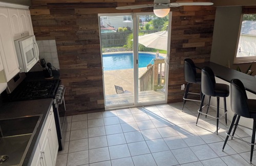 Strongsville Casa | oasis inground pool 6 person hot tub, getaway close to it all