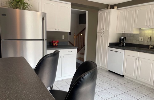 Strongsville Casa | oasis inground pool 6 person hot tub, getaway close to it all