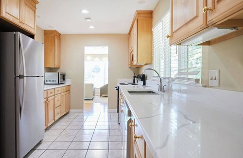 New London Casa | OASIS @ OCEAN BEACH PARK: 6 QUEEN BEDS