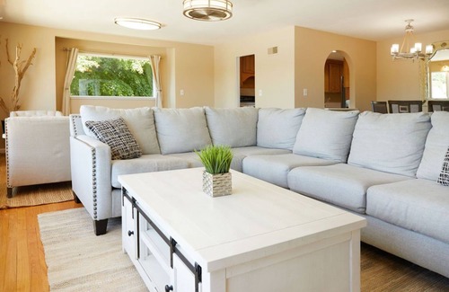 New London Casa | OASIS @ OCEAN BEACH PARK: 6 QUEEN BEDS