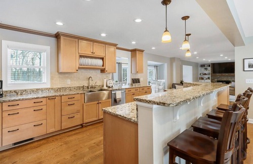 Geneva Casa | Oasis on Oak |Private In-Ground Pool |Hot Tub |Pergola Seating |1.5 Acre Home |Entertainment Room