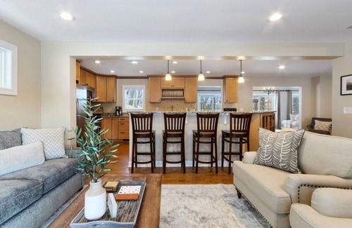 Geneva Casa | Oasis on Oak |Private In-Ground Pool |Hot Tub |Pergola Seating |1.5 Acre Home |Entertainment Room