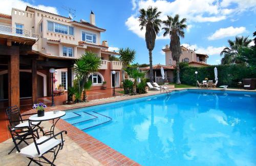 Saronikos Villa | Oasis Pool House by GHH