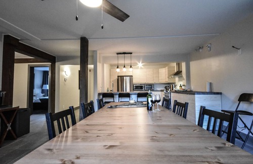 Val David Cama Y Desayuno | Oberge Inn Riverside guest room in Val-David village with free parking